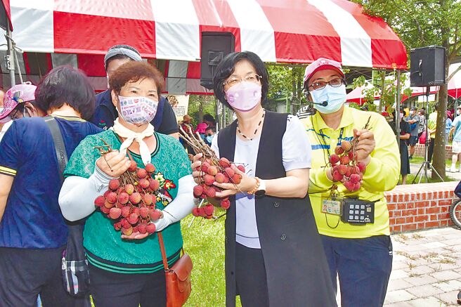彰化县荔枝种植面积达852公顷，其中芬园乡就占了422公顷，芬园乡德兴社区18日举办荔枝农游活动，县长王惠美也现身会场，品尝芬园独特玫瑰红的荔枝。（县府提供／吴建辉彰化传真）