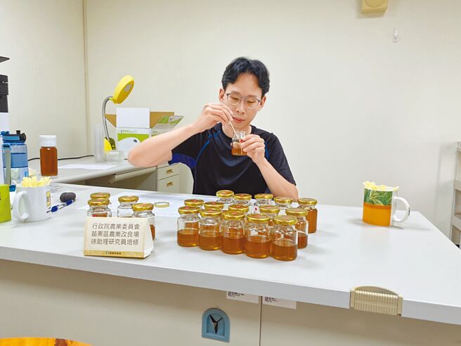 嘉义县第2届龙眼蜂蜜品质评鑑，评审在各自工作场所以线上评鑑方式办理。（嘉义县农会提供／张亦惠嘉县传真）
