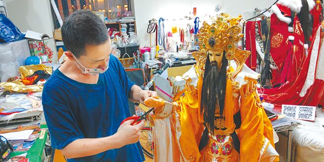 三昧堂副团长王文志打造全新设计的城隍爷精工戏偶，将在嘉县鹿草乡中寮安溪城隍庙首次演出。（张亦惠摄）
