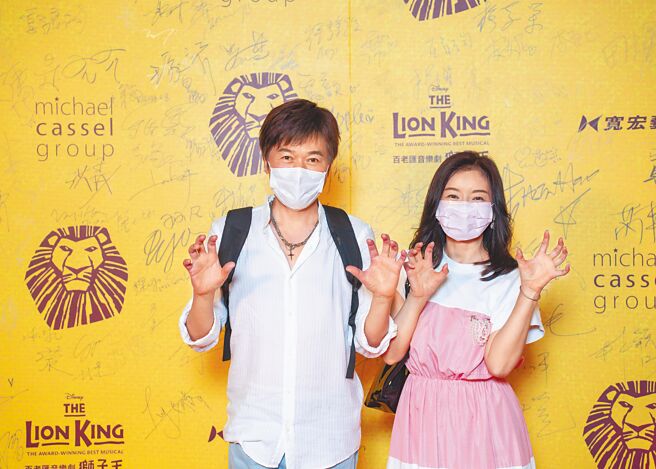 洪荣宏（左）与老婆张瀞云昨观赏百老匯音乐剧《狮子王》。（宽宏艺术提供）
