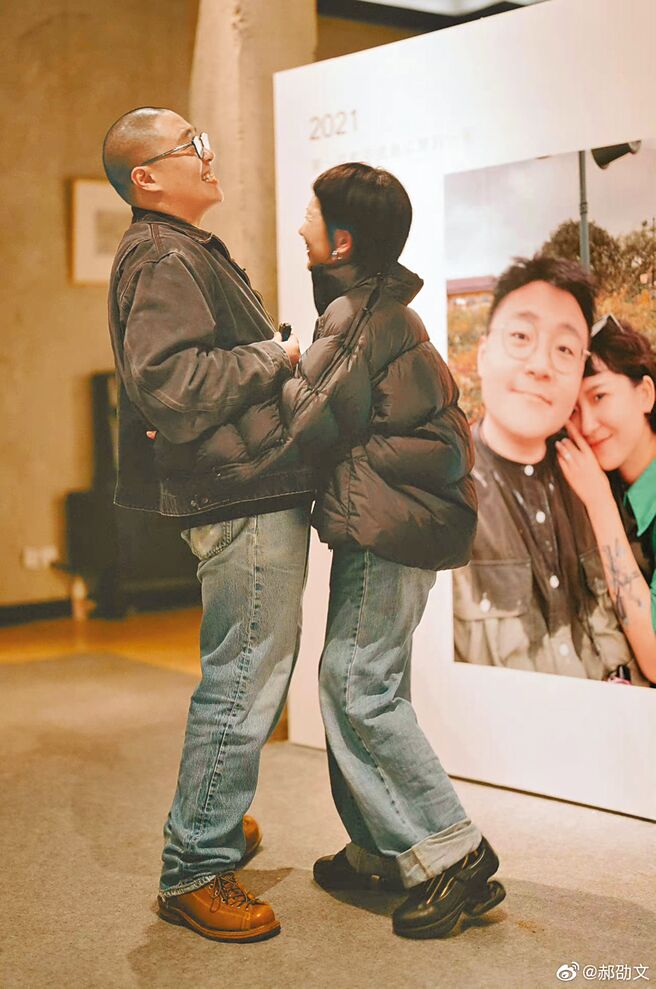 郝劭文（左）在今年愚人节向女友林寧瑞求婚，5月正式登记结婚。（摘自郝劭文微博）