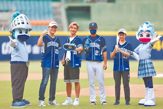 台灣大總經理林之晨（左二）出席「台灣大哥大悍將中學」主題日，與開球嘉賓鄭樸璿（右二）、炎亞綸（左三）一起為悍將加油。（台灣大提供）