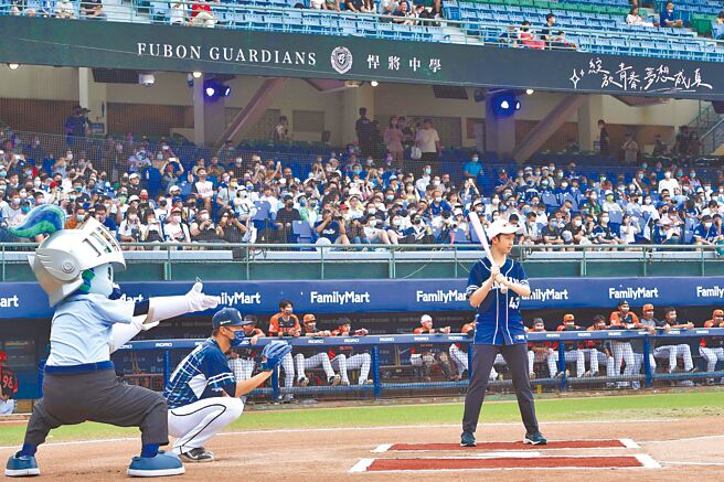 台灣大贊助桌球新星鄭樸璿受邀到「台灣大哥大悍將中學」主題日擔任開球嘉賓負責打擊。（台灣大提供）