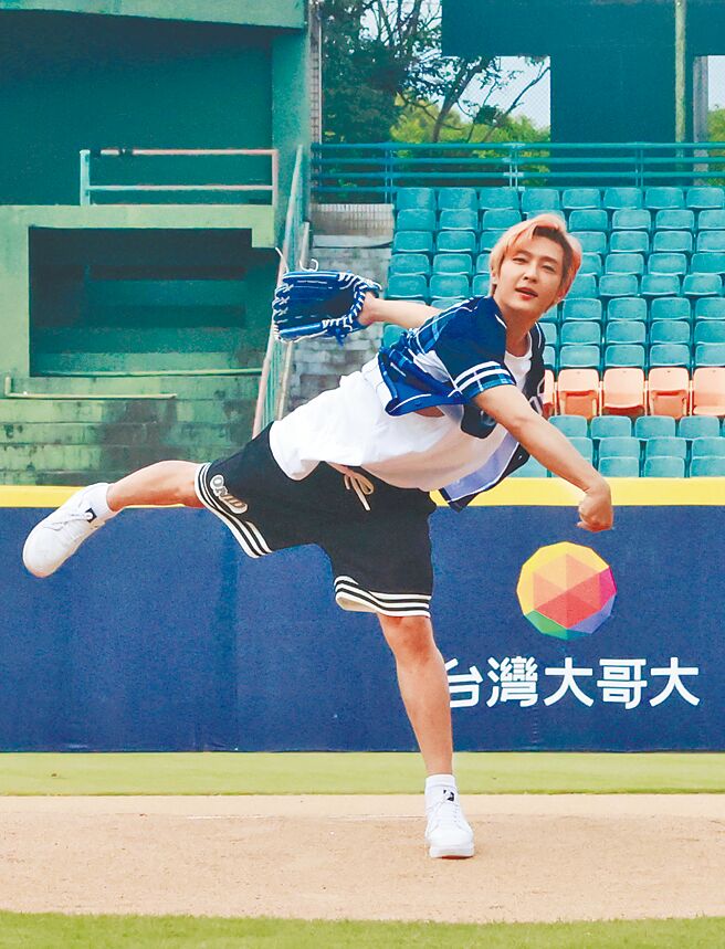 炎亞綸為「台灣大哥大悍將中學」主題日開球，投出強力的一球。（台灣大提供）