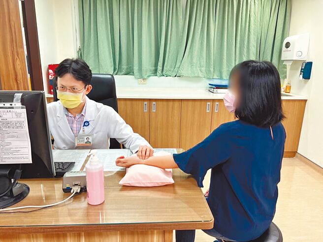 卫生福利部基隆医院中医科陈致舜医师为病人把脉。（基隆医院提供）