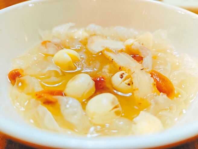 银耳莲杞西洋蔘汤。（基隆医院提供）