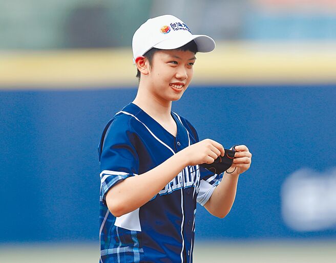 富邦悍将迎战统一狮，赛前邀请U17女桌国手郑朴璇担任开球打击贵宾。（陈怡诚摄）