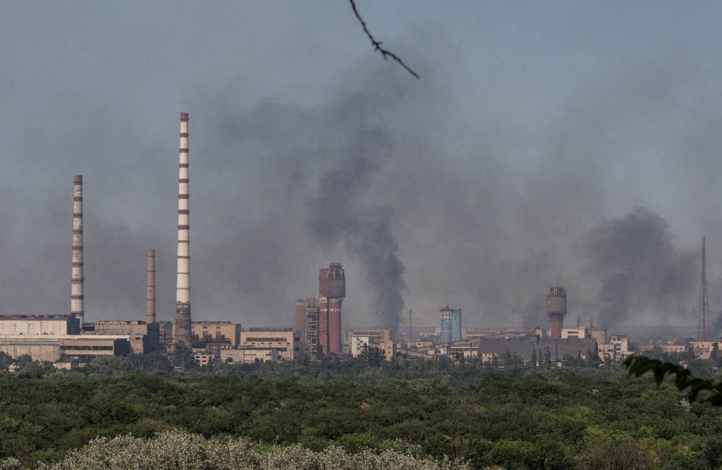 俄军10日勐轰北顿内茨克（Sievierodonetsk）阿佐特（Azot）化工厂，冒出阵阵浓烟。（路透）(photo:ChinaTimes)