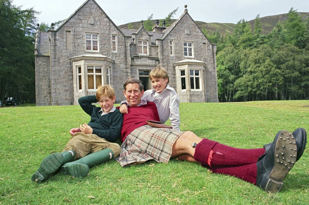 王储查尔斯（Prince Charles）与儿子威廉、哈利依偎在一起，父子三人的温馨合照，写下「祝大家父亲节快乐」。(图/截自@clarencehouse IG)(photo:ChinaTimes)