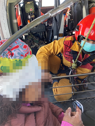 女性登山客邊坡摔落 空勤總隊火速救援後送救醫