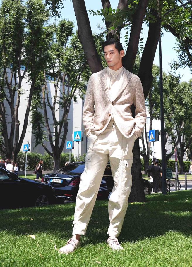 內田雅樂UTA身穿EMPORIO ARMANI 2022春夏系列， 出席EMPORIO ARMANI 2023春夏男裝大秀。（內田雅樂提供，攝影/封錦祥）