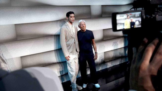 內田雅樂UTA身穿EA2022春夏系列力挺EA， 並與GIORGIO ARMANI合影。（內田雅樂提供，攝影/封錦祥）