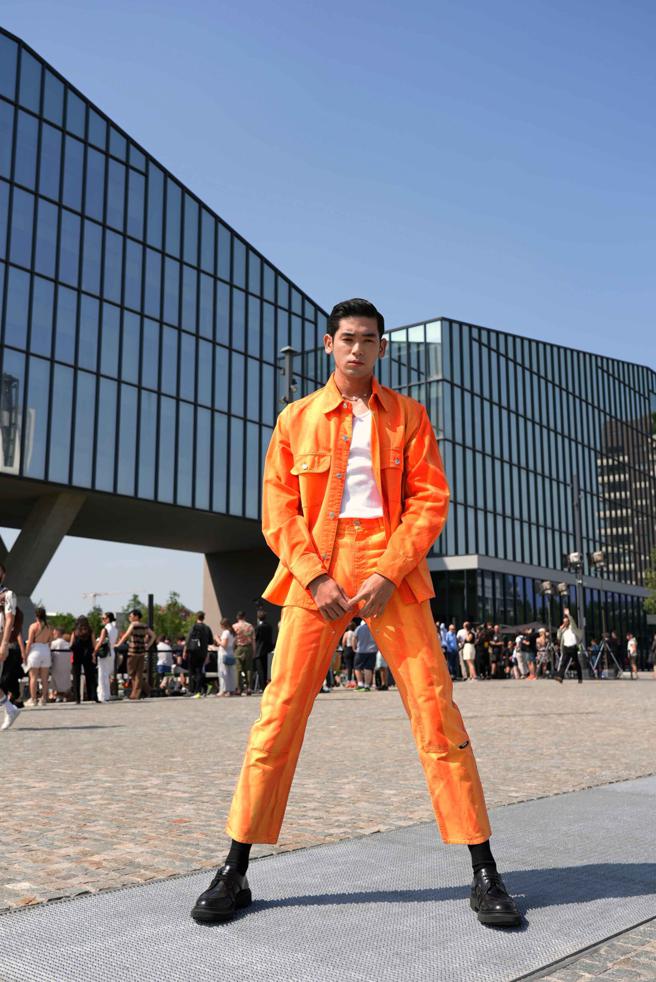 內田雅樂以亮橘色MSGM套裝，演繹率性潮流風範。（內田雅樂提供，攝影/封錦祥）