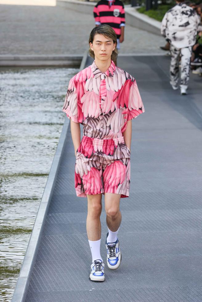 MSGM 2023春夏男裝系列，選址於米蘭科技數位公司，探討人性與科技、自然與數位的主題。（CFP）