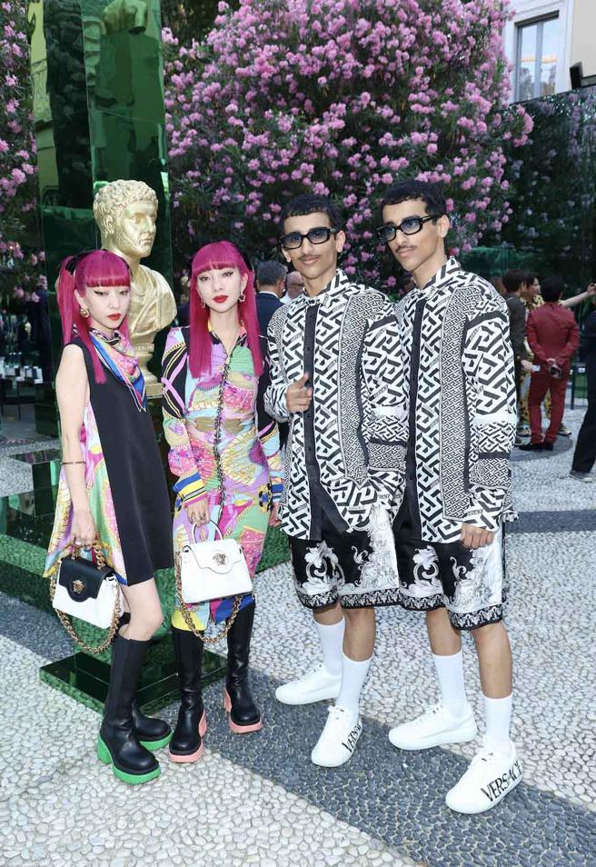 Versace邀请在网路上拥有高人气的铃木姐妹、Habdan兄弟一同观赏品牌2023春夏系列。（CFP）