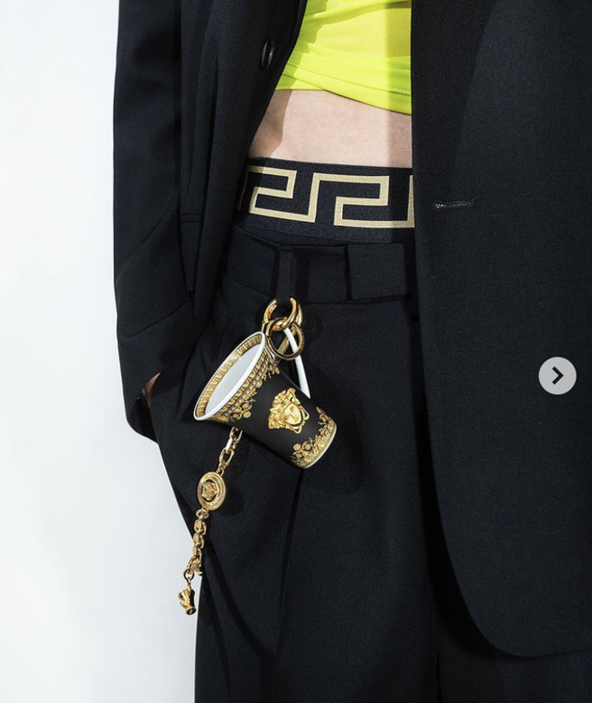 Versace2023春夏系列融入不少家居系列作点缀。（摘自Versace IG）