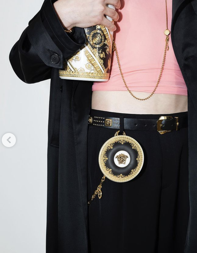 Versace2023春夏系列融入不少家居系列作点缀。（摘自Versace IG）