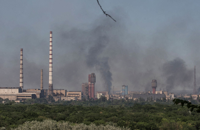 俄军10日猛轰北顿内茨克（Sievierodonetsk）阿佐特（Azot）化工厂，冒出阵阵浓烟。（路透）