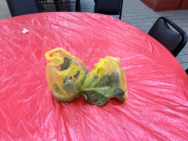 网友前往基隆市碧砂渔港吃活海鲜料理，却发现代客料理餐厅涉嫌掉包食材。（翻摄自脸书社团《爆料公社二社》）