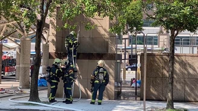 警消查看冒烟状况。（翻摄画面）
