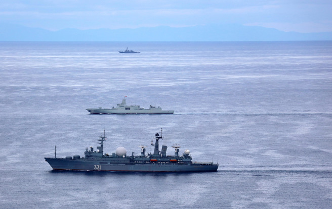 日本海上自衛隊的艦艇、反潛機觀察到5艘俄羅斯軍艦19日下午通過沖繩本島與宮古島之間的海域。(圖／新華社)