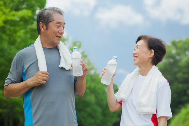 长辈「渴感下降」更易中暑！每天要喝到这份量才保险。(示意图/Shutterstock)