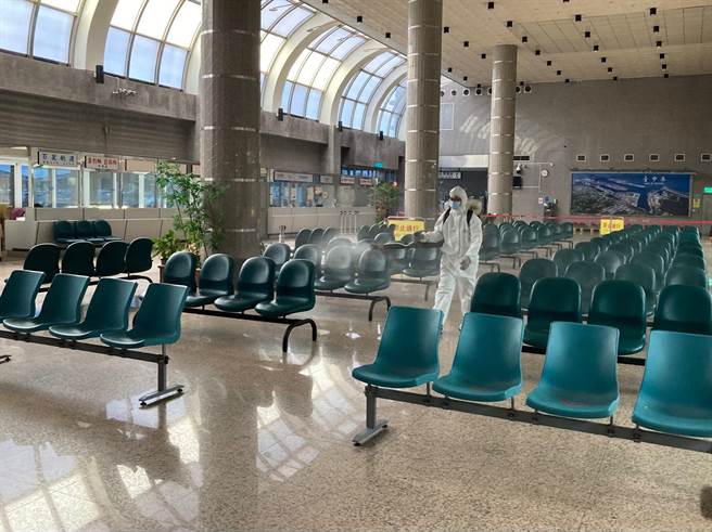 台中港旅客服务中心大厅，由专业消毒厂商进行全面深度清消。（台中港务分公司提供／陈世宗台中传真）