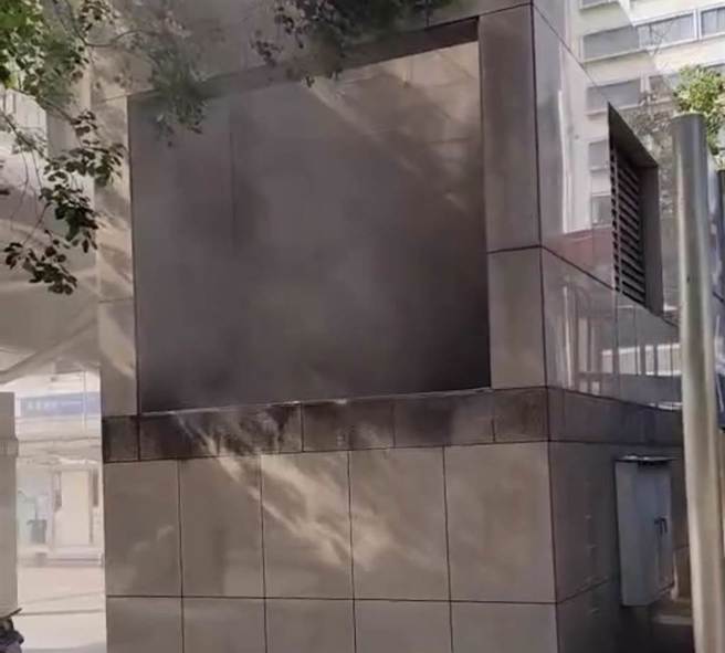 台北车站M5后方的竖井冒出浓烟。（翻摄画面）
