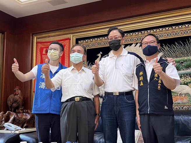 国民党桃园市长参选人张善政20日到桃园拜会前国策顾问李总集，党籍提名议员参选人桃园区凌涛、龟山区林明义也陪同。(蔡依珍摄)
