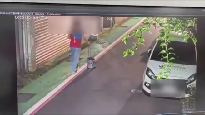 前警广主持人阿国洪宗适（红衣者）19日再次持毒被逮。（苏育宣翻摄）