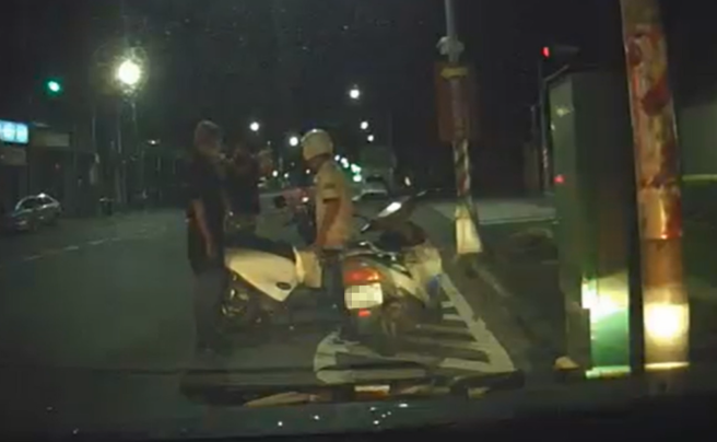 高雄市警局督察督勤时目击肇事逃逸，提供行车纪录器缉嫌，发现竟是通缉犯。(苏育宣翻摄)