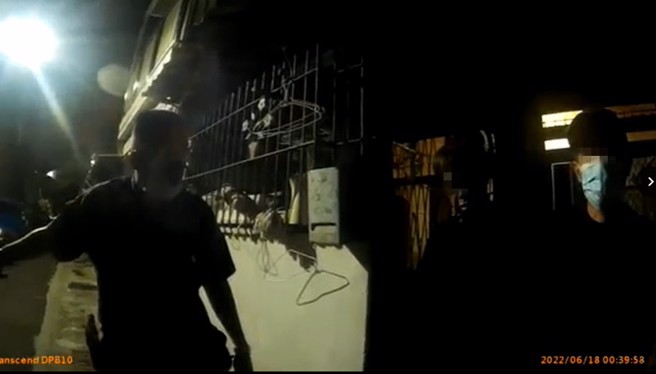 高雄市警局督察督勤时目击肇事逃逸，提供行车纪录器缉嫌，发现竟是通缉犯。(苏育宣翻摄)