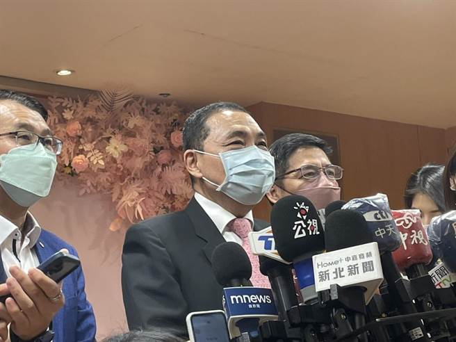 新北市长侯友宜表示，目前疫情仍在接受挑战，有人刻意藉特定事件，公布医护同仁的电话录音，骚扰所有工作，影响即时联繫救护，这种行为不可取。（蔡雯如摄）