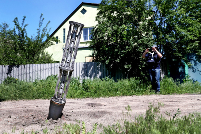 《纽约时报》（New York Times）指认俄罗斯军队在乌克兰使用大量违反国际法武器。图为哈尔科夫郊区发现集束弹。（图／路透社）