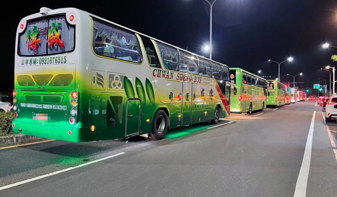 今年4月1日清明连假期间，高雄东南水泥拆除工程导致高铁、台铁上百班次列车受影响，衝击12万名旅客，台南市政府调度辖内游览车及客运公司9辆专车协助进行旅客接驳。（交通局提供／洪荣志台南传真）