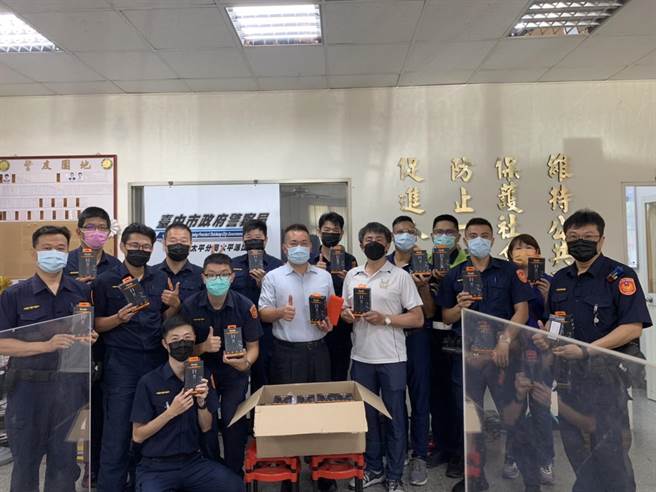 台中市太平警分局太平警友站站長吳忠賢有感員警在夜間執勤或搜尋任務時人身安全，贈送派出所近50位同仁每人1個「高性能LED式直充作業手電筒」。（太平警分局提供／馮惠宜台中傳真）