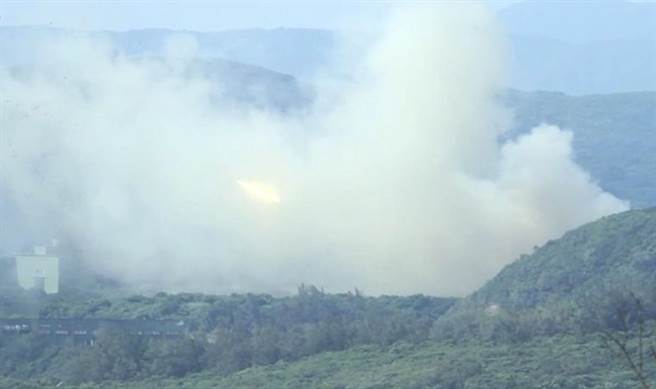 雷霆操演火箭弹未发射爆炸？军方：无法证实与地震有关。(台湾西南空域粉专提供)