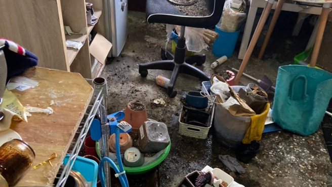 一名女网友表示，父亲收租其中一间房间，环境被男性租客弄得脏乱不堪、臭气冲天，房间内随处可见猫屎、猫砂等秽物，整个房间宛如垃圾场。（图／翻摄自爆废公社）