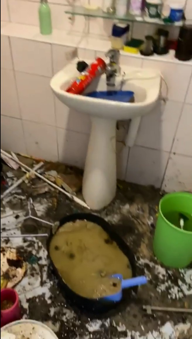浴室布满黄泥。（图／翻摄自爆废公社）