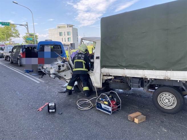 宜蘭市雪隧路與國道5號側車道交叉口，今（20日）上午9時17分許發生3輛車追撞事故，造成28歲的陳男頸椎受傷，55歲的邱男右膝右腿受傷及65歲的黃男左小腿骨折、胸痛，皆送往陽明醫院救治。（宜蘭縣消防局提供／吳佩蓉宜蘭傳真）