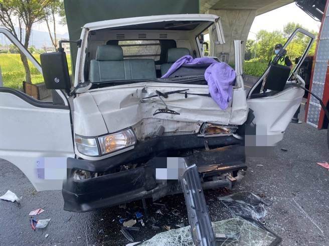 宜蘭市雪隧路與國道5號側車道交叉口，今（20日）上午9時17分許發生3輛車追撞事故，造成28歲的陳男頸椎受傷，55歲的邱男右膝右腿受傷及65歲的黃男左小腿骨折、胸痛，皆送往陽明醫院救治。（宜蘭縣消防局提供／吳佩蓉宜蘭傳真）