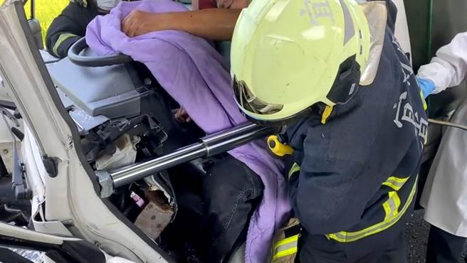 第3輛為小貨車，車上駕駛黃男雙腿遭夾、意識清楚，經消防人員用破壞器材將門破壞，救出黃男送陽大附醫急救。（宜蘭縣消防局提供／吳佩蓉宜蘭傳真）