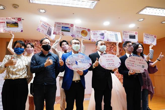 新北市民政局推出「2022新北市联合婚礼」，将在淡水福容大饭店举办，招募100对新人穿着华丽西服参加，并抽出冰箱、洗衣机、电视及真金金牌等好礼。（蔡雯如摄）