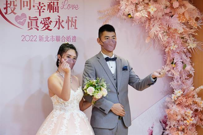 新北市民政局推出「2022新北市联合婚礼」，将在淡水福容大饭店举办，招募100对新人穿着华丽西服参加，并抽出冰箱、洗衣机、电视及真金金牌等好礼。（蔡雯如摄）