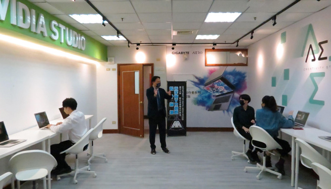 元宇宙创作者协作空间，引进NVIDIA Studio平台与高效能创作者笔电等顶尖软硬体设备，厚植学生的设计力与就业力。(图/义守大学提供)
