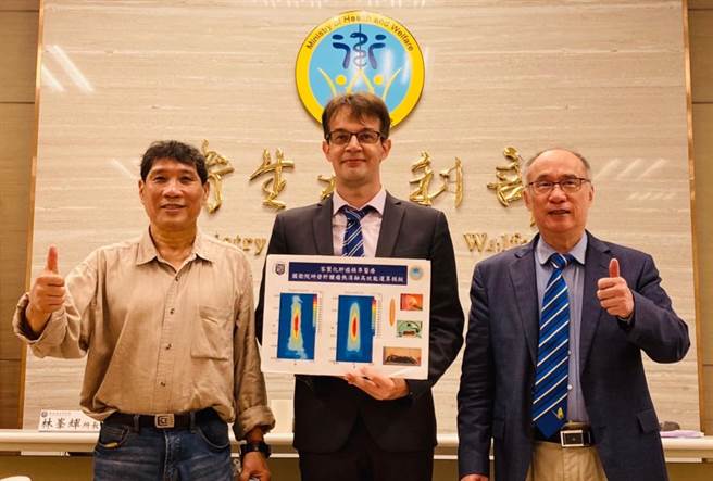 马克沁（中）研究团队开发HIFU肝肿瘤热消融治疗的术前评估数学运算模型，能对正常组织的破坏减少近10倍，并缩短治疗时间。（国卫院提供）