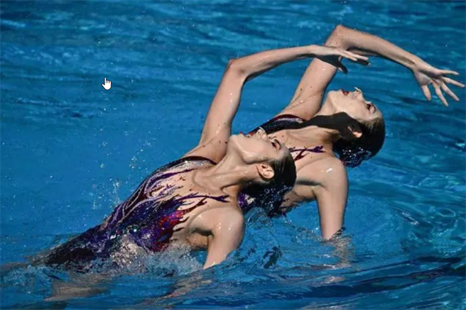 大陆25岁双胞胎姐妹花王柳懿、王芊懿拿下国际泳联世锦赛花样游泳双人技术自选决赛金牌。（截自微博）