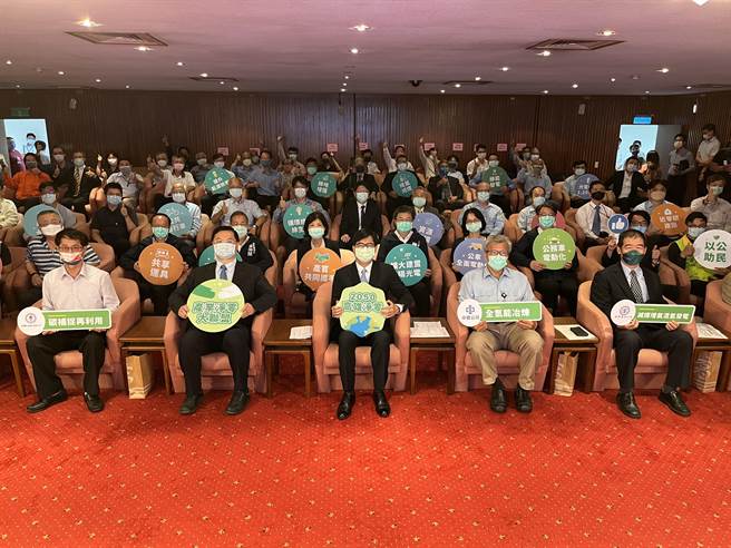 高雄市政府20日成立「产业净零大联盟」，宣告2050年净零路径规划，「高雄市净零城市管理自治条例」下一会期将送入议会审议。（袁庭尧摄）