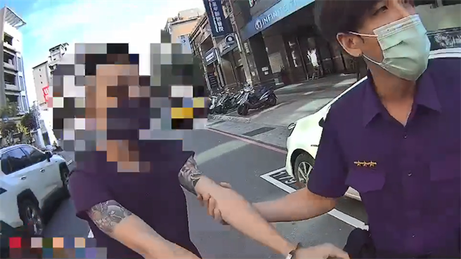 今早约8点许，年约24岁的许男手持信号弹，突然往芦洲警分局的门口丢掷后逃跑，2名值班员警发现后立刻衝出追人，跑不到50公尺就被逮到。(芦洲警分局提供)