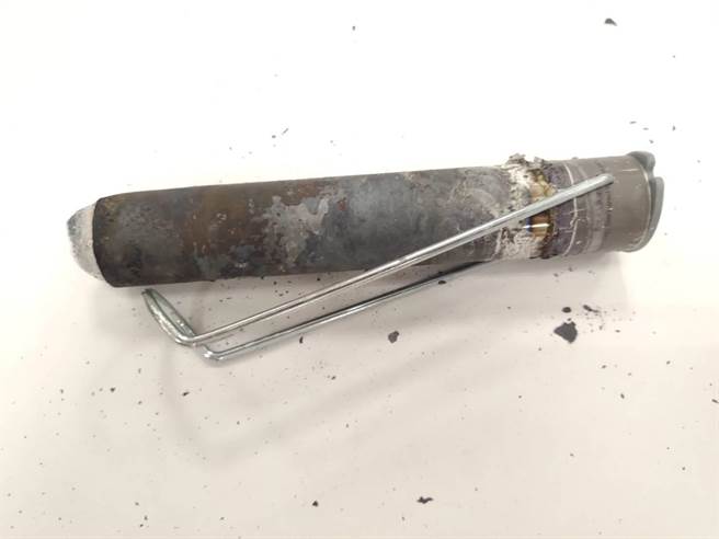 许男所丢掷的信号弹。(芦洲警分局提供)